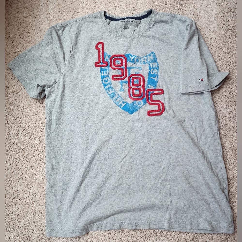 LIKE NEW mens XL Tommy Hilfiger tshirt
